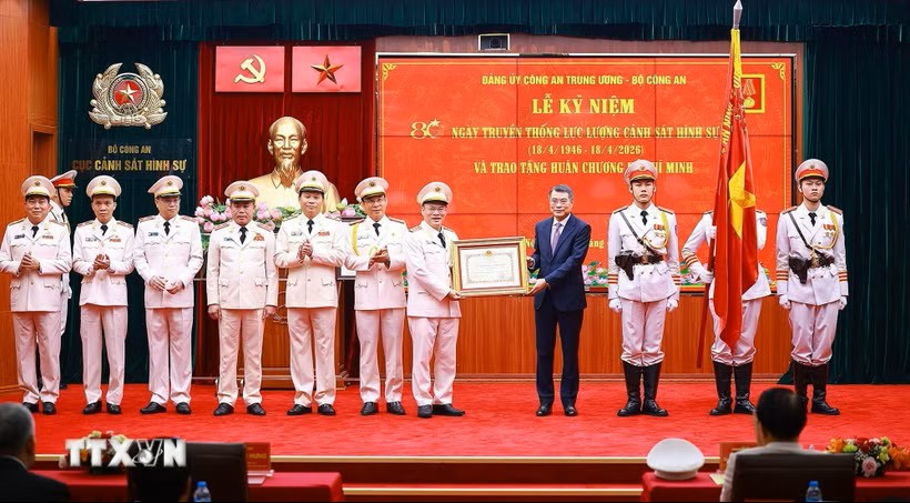 Thủ tướng Lê Minh Hưng trao Huân chương Hồ Chí Minh cho lực lượng Cảnh sát Hình sự. (Ảnh: Dương Giang/ TTXVN)